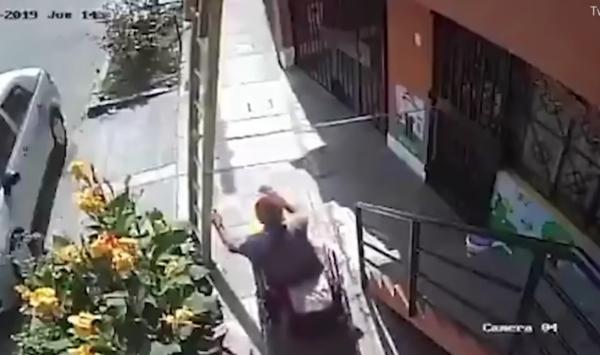 بالفيديو ..رجل مقعد اعترض سلّم طريقه فكانت ردة فعله صادمة