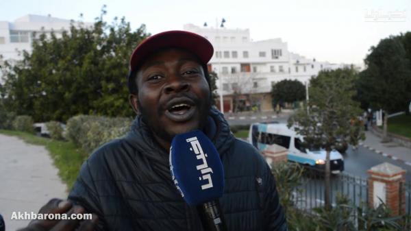 "أبوبكر" مهاجر أفريقي مستقر بالمغرب يتحدث "اللهجة الشمالية" بطريقة طريفة