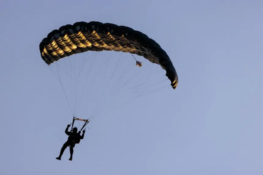 محاولة تسلل خطيرة نحو سبتة المحتلة باستعمال مظلة هوائية