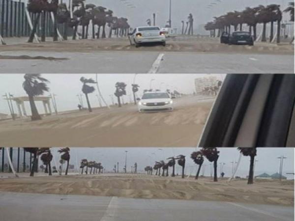 زحف رملي بسبب الرياح القوية يحول كورنيش مارتيل إلى صحراء