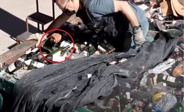 بالفيديو.. ضبط 41 "حراك" مختبئين تحت قنينات الزجاج وداخل أكياس الرماد السام بحاويات الشاحنات من أجل دخول إسبانيا