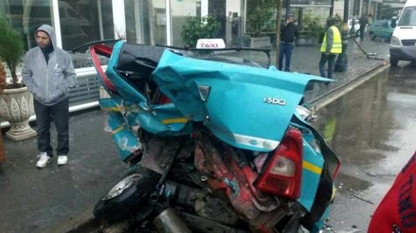 السرعة والأمطار تتسببان في حادثة سير خطيرة بشارع مولاي يوسف بطنجة