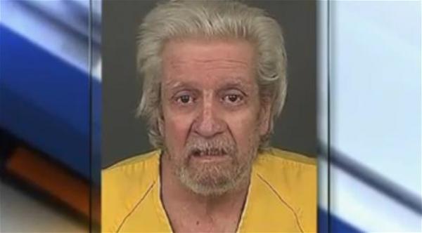 لص غبي يسطو على بنك مرتدياً قميصاً كتب عليه اسمه