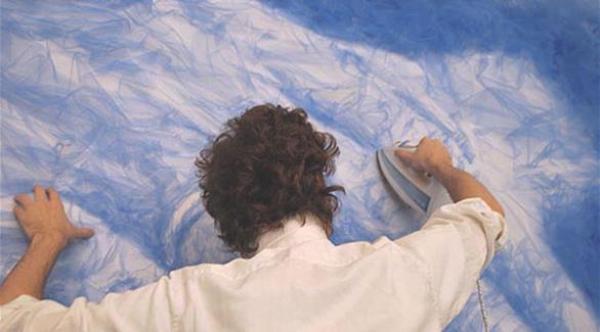 بالصور: فنان يرسم بالمكواة