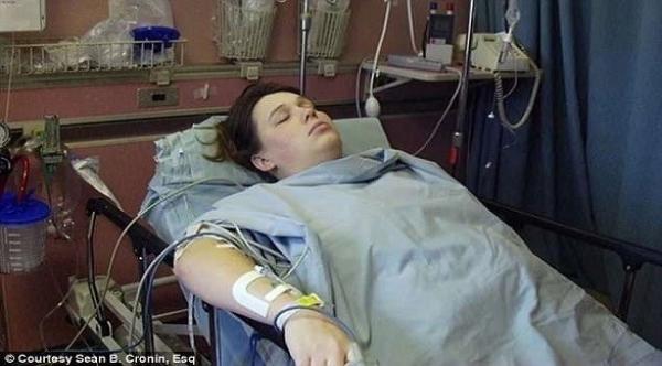 تكتشف وجود حقنة في عمودها الفقري بعد 14 عاماً من ولادة طفلها