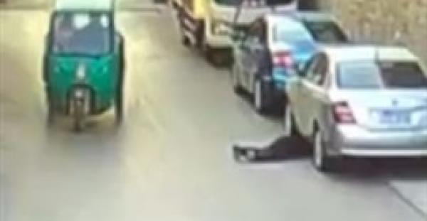 بالفيديو.. 25 شخصا يرفضون مساعدة امرأة عجوز سقطت تحت سيارة