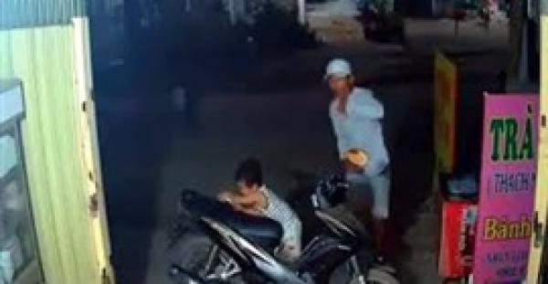 لص يسرق هاتفا من يد طفل (فيديو)