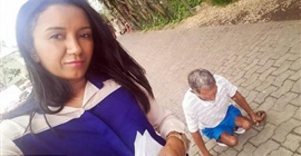 بالفيديو والصور.. أب يسير على يديه لحضور حفل تخرج ابنته