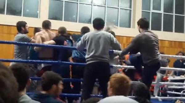 نزال يتحول لعراك جماعي حامي الوطيس بين المشجعين!