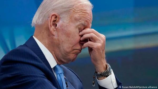 في جملة أثارت الحيرة.. بايدن ينهي خطابه بـ"فليحفظ الله الملكة"!