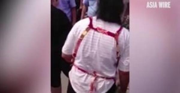 بالفيديو.. سيدة تلقن عشيقة زوجها علقة ساخنة أمام ضباط الشرطة