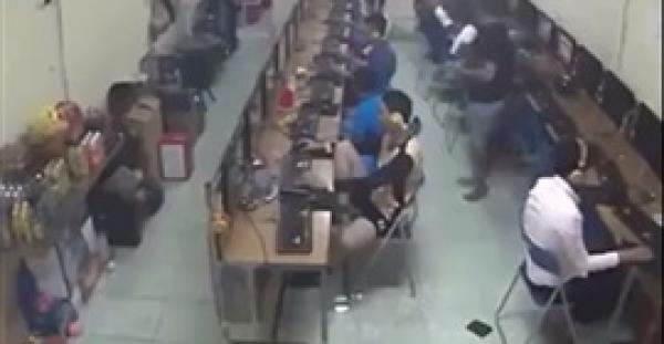 بالفيديو.. خطة خبيثة لشابين سرقا محفظة سقطت من آخر