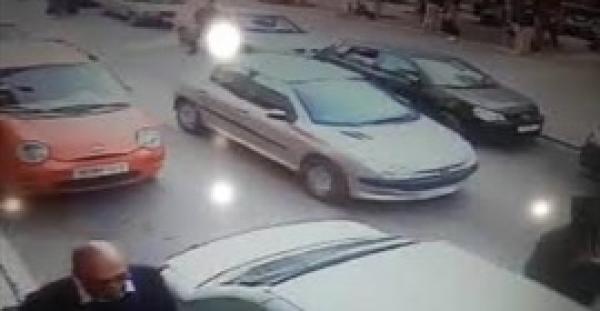 لحظة سرقة لص لهاتف من يد صاحبه بطريقة ماكرة (فيديو)