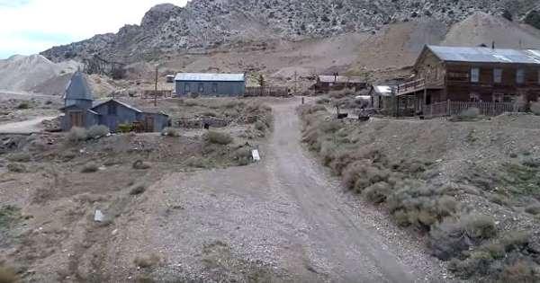 بالفيديو ... مستثمر  يشتري بلدة مهجورة ويحولها إلى منتجع سياحي