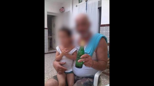 صور صادمة .. شرطي يجبر طفلته الصغيرة على التدخين و شرب الكحول 