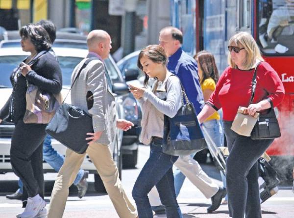 هونولولو تحظر على المارة النظر في هواتفهم المحمولة أثناء عبور الشارع