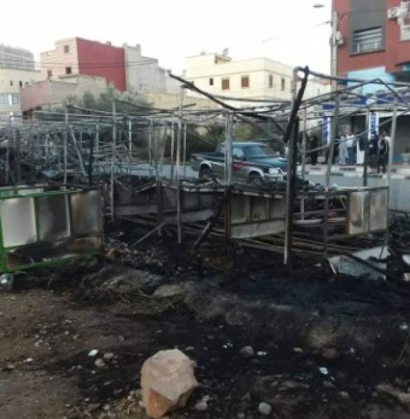 بالفيديو والصور...النيران تًجهز على جميع المحلات بسويقة للخضر والفواكه ببني ملال