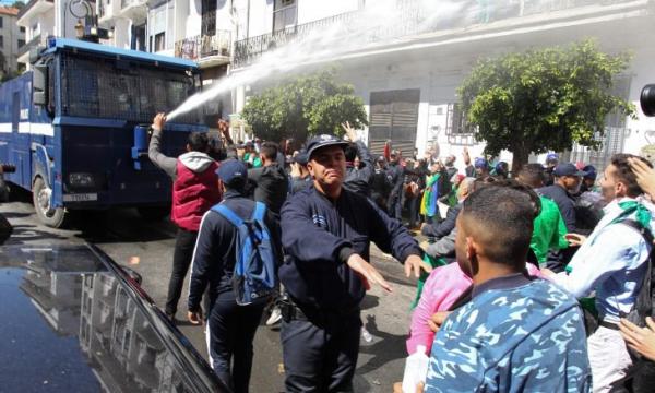 استقالة "بوتفليقة" لم تقنع الجزائريين وغليان شعبي جديد قد يعصف بجنرالات العسكر