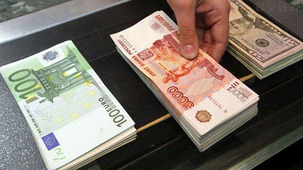 الروبل يعاود الانخفاض أمام الدولار واليورو في بداية تعاملات الأسبوع