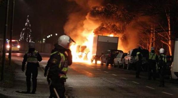 إلقاء قنابل حارقة على الشرطة في أعمال شغب بستوكهولم