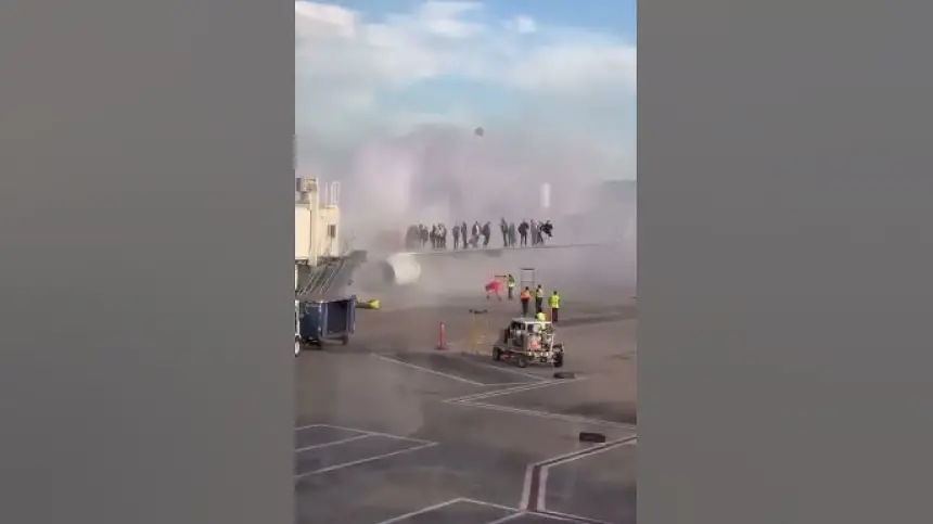 ركاب يفرون من طائرة عبر جناحها بعد اشتعال النيران في محركها