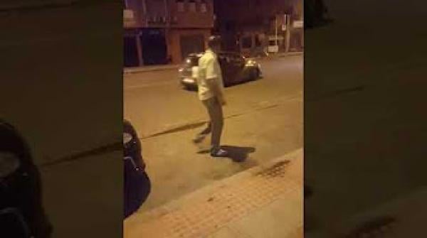 متهور يستهتر بسيارته بسلامة المواطنين وسط الشارع ببني ملال