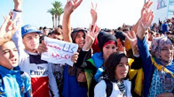 تلاميذ الحسيمة يقاطعون الدراسة ويحتجون في الشوارع