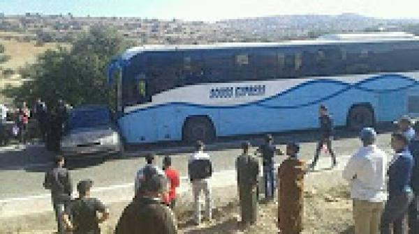 على المباشر.. حادثة سير بين حافلة مسافرين و سيارة قرب إمسوان