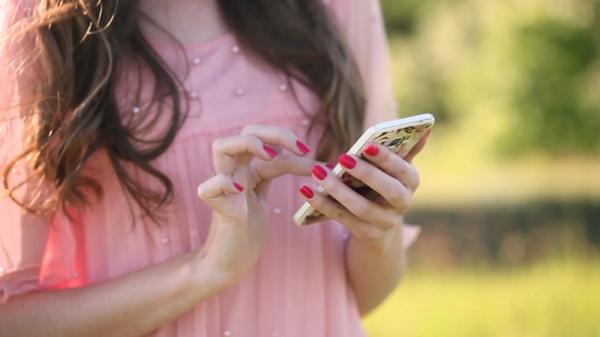 فضيحة: ممرضة مغربية تتحرش بصحفي بريطاني وهذا الأخير يفضحها على تويتر