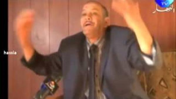 الجزائرى الذي قبل يد الرئيس الفرنسى