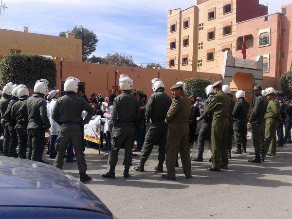 عاجل: إعتقال 8 وتعنيف 18 في وقفة الأساتذة المتدربين بالريصاني....فيديو