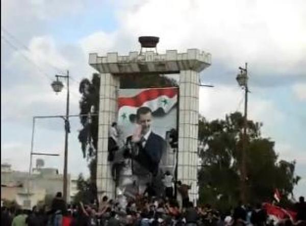 مشهد ازالة صورة بشار من ميدان درعا