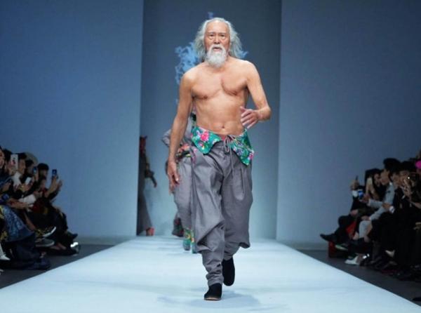 بالفيديو: ثمانيني يمتهن عرض الأزياء في الصين