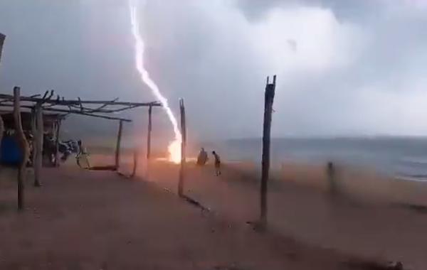 صاعقة تضرب شخصين بشكل مباشر في المكسيك(فيديو)