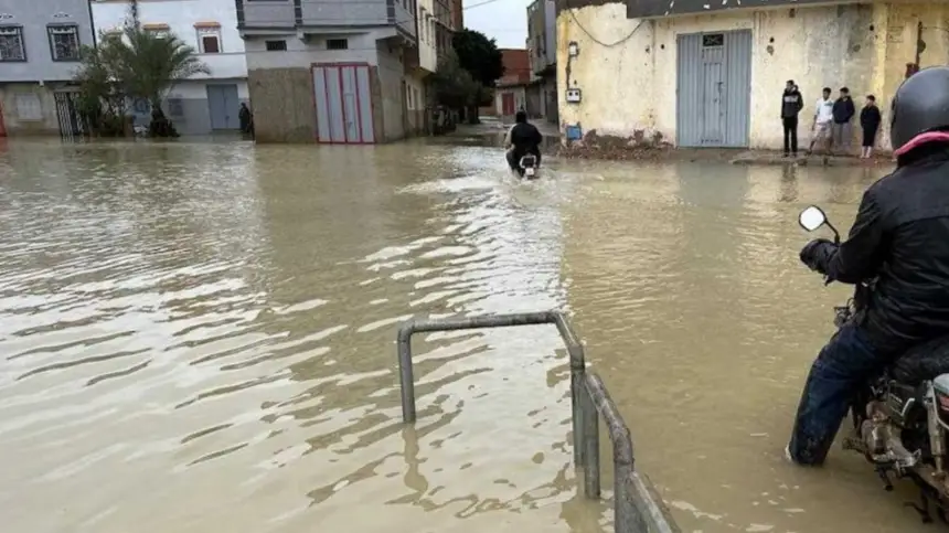 المداخل الرئيسية لمدينة القصر الكبير مغمورة بمياه واد اللوكوس