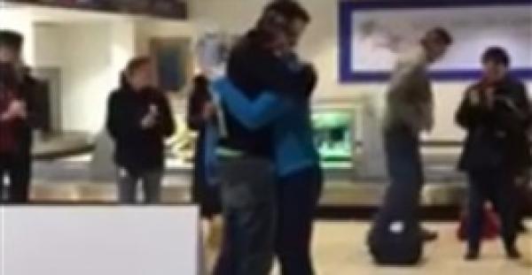 بالفيديو.. رجل يفاجئ صديقته بعرض مذهل للزواج داخل مطار