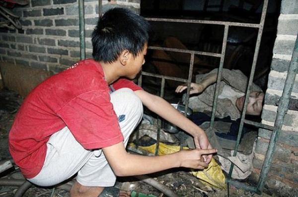 بالصور.. صيني يشتري زوجته من سوق العبيد ويحبسها في قفص