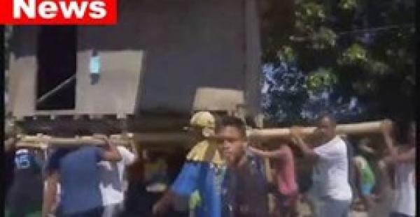 مشهد غريب لقرويين يحملون منزلا على أكتافهم (فيديو)