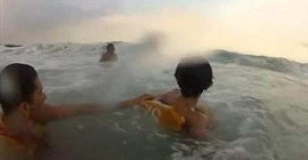 بالفيديو.. لحظة إنقاذ طفل من الغرق في البرازيل