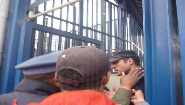 القوات الإسبانية بمليلية المحتلة تعتدي على جمركي مغربي بمعبر باب مليلية (فيديو)