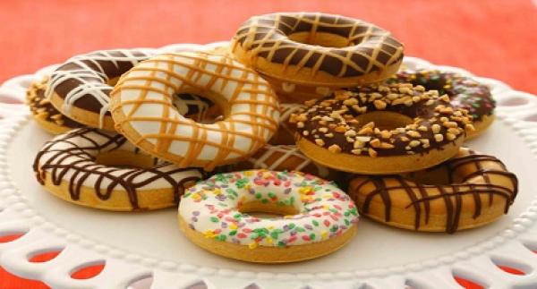 حكومة بريطانيا تدعو المطاعم لخفض حصص الحلويات منعا للسمنة