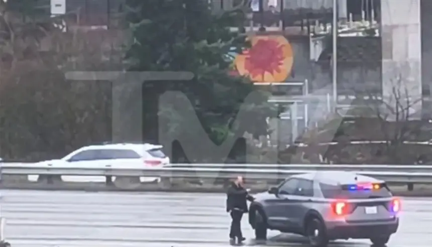 فيديو... يسرق سيارة شرطة بعد الاعتداء على ضابطة