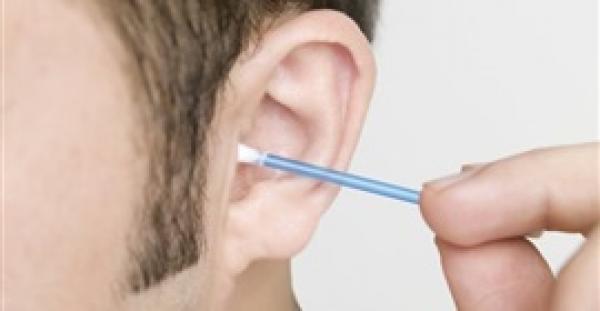 إصابة رجل بعدوى مميتة في الجمجمة بعد تنظيف أذنه بأعواد القطن (فيديو)