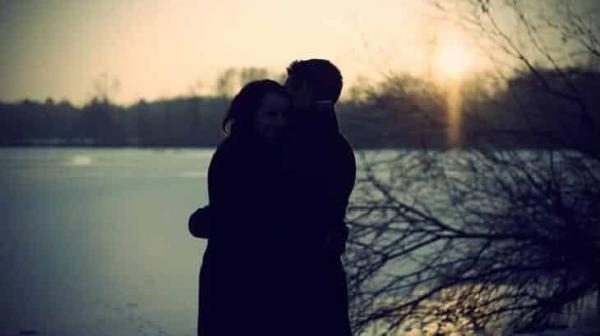 العناق لإزالة التوتر.. خدمة مقابل 80 دولار في الساعة!