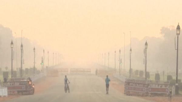 ظاهرة بيئية طارئة تلزم سكان العاصمة الهندية بيوتهم
