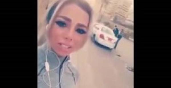 بالفيديو.. شباب يتعرضون لحادث بسبب انشغالهم بالنظر لفتاة لبنانية حسناء