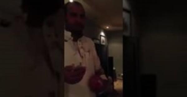 بالفيديو.. أمير سعودي جديد يعتدي بالضرب على وافد يمني