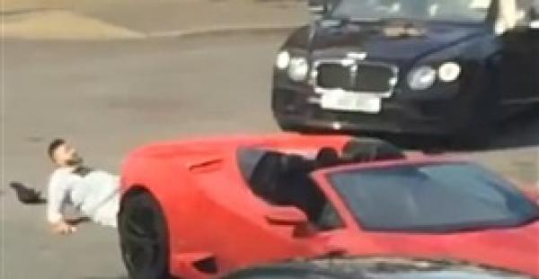 بالفيديو والصور.. مغنى راب يتعرض لموقف محرج بسبب سيارته اللامبورجيني