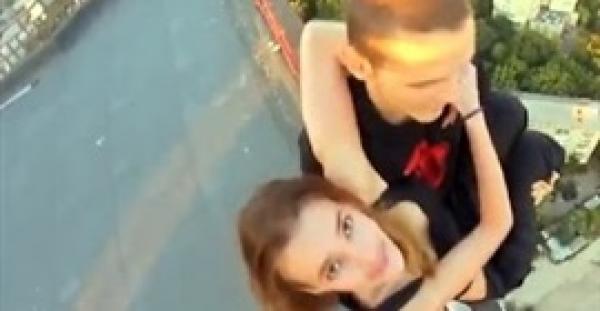 بالفيديو.. شاهد ماذا يفعل المراهقون الروس فوق أسطح البنايات