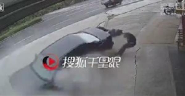 بالفيديو.. سيارة طائشة تصدم عجوزين وتطيح بهما